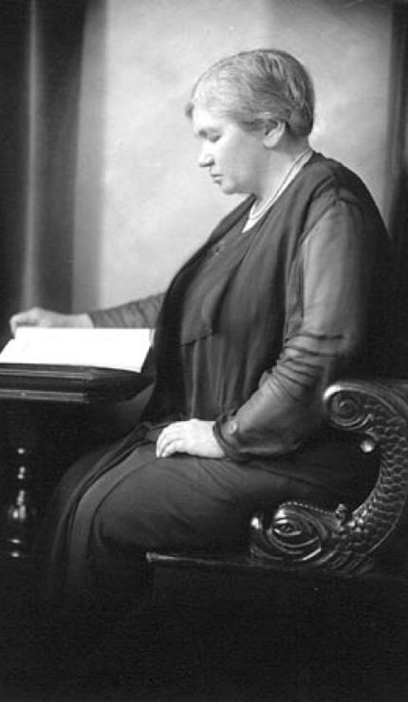 Image noir et blanc d'une femme nommée Maude Abbott