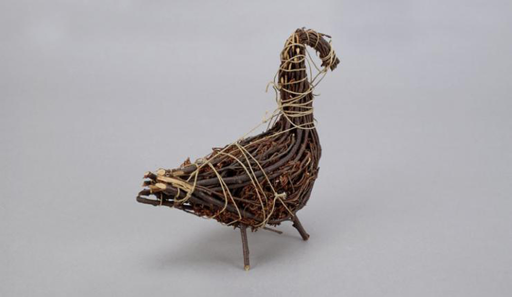 Figure de canard faite de vignes, de bâtons et de brindilles