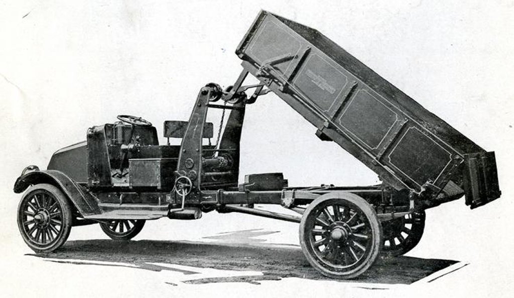 Image en noir et blanc du premier camion à benne basculante