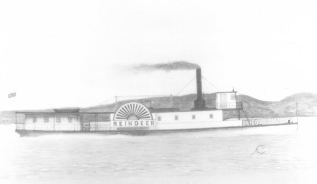 Ancienne image en noir et blanc d'un bateau à vapeur qui navigue dans une rivière