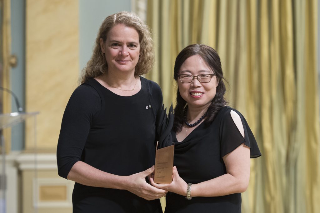 Le gouverneur général du Canada remet un prix au gagnant.